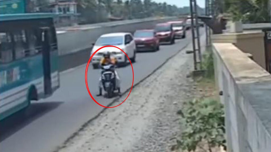 ದಟ್ಟನೆಯ ರಸ್ತೆ ಮಧ್ಯದಲ್ಲಿ ವ್ಯಕ್ತಿ ಮೊಬೈಲ್‌ನಲ್ಲಿ ಬ್ಯೂಸಿ
