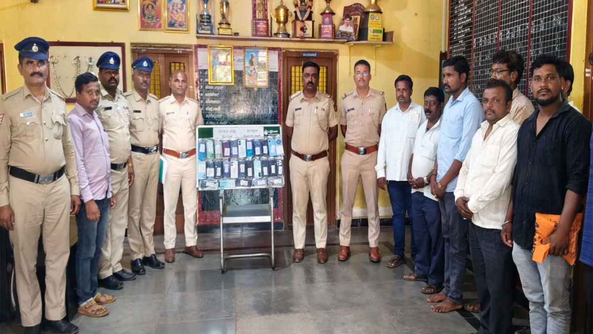 ಕಳುವಾಗಿದ್ದ 27 ಮೊಬೈಲ್‌ಗಳನ್ನು ವಾರಸುದಾರರಿಗೆ ಹಸ್ತಾಂತರಿಸಿ ಘಟಪ್ರಭಾ ಪೊಲೀಸ್‌.